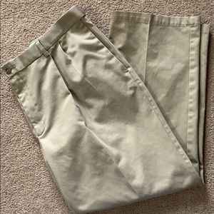 Men’s Haggar Classic Fit Khakis. Size 44x30.
